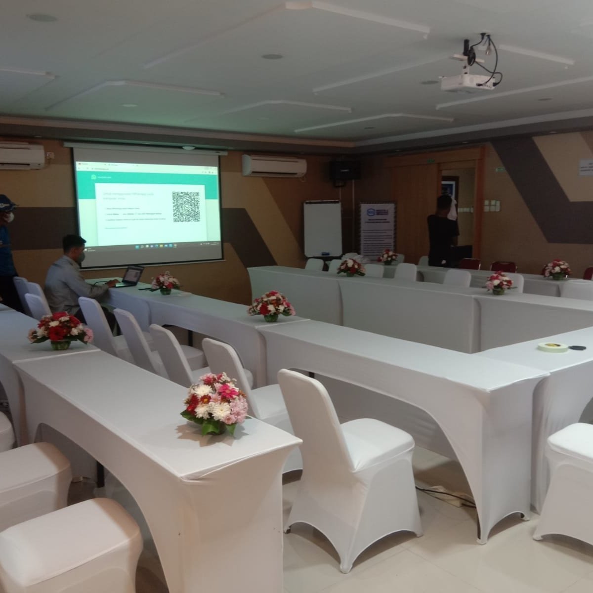 Sewa Meja Kantor – Solusi Praktis untuk Kebutuhan Ruang Kerja Modern